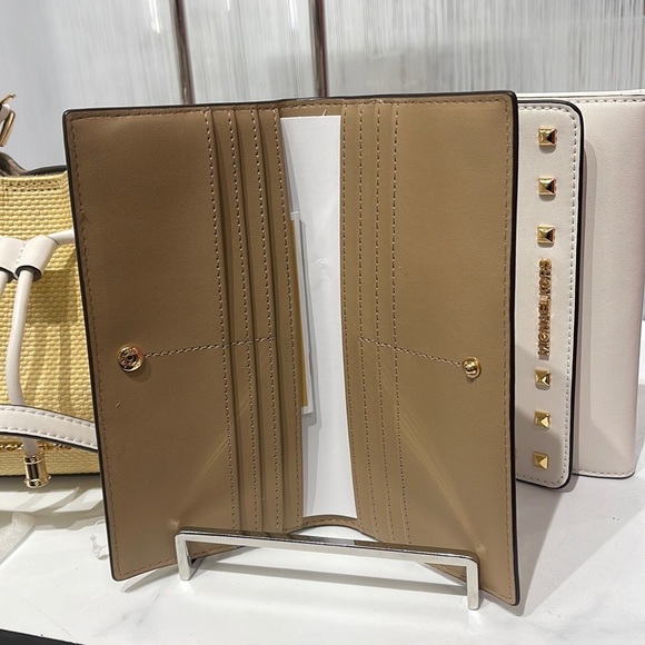 MICHAEL KORS
Reed Large Snap Signature Wallet
Style: 35S3G6RE3B
Camel Multi 
NWT - Picture 9 of 16